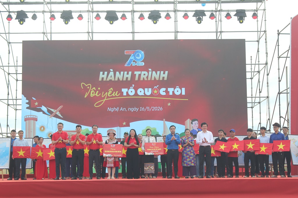 Trung ương Hội Liên hiệp Thanh niên Việt Nam trao tặng 700 bản đồ Việt Nam và 700 lá cờ Tổ quốc cho Hội Liên hiệp Thanh niên Việt Nam tỉnh Nghệ An; Hội đồng Đội các cấp trao tặng 9.500 lá cờ Tổ quốc cho các xã biên giới trên địa bàn tỉnh Nghệ An