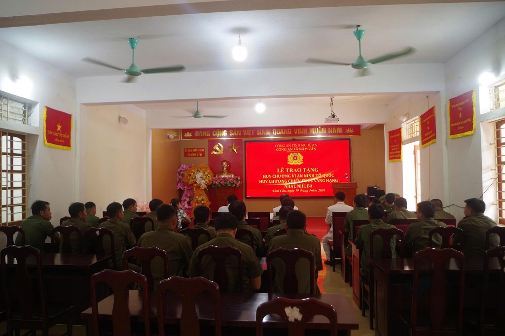 Thừa ủy quyền, Lãnh đạo xã Nậm Cắn trao Huy chương Chiến sỹ vẻ vang hạng Nhất và Huy chương Chiến sỹ vẻ vang hạng Nhất, Nhì, Ba tặng các cá nhân