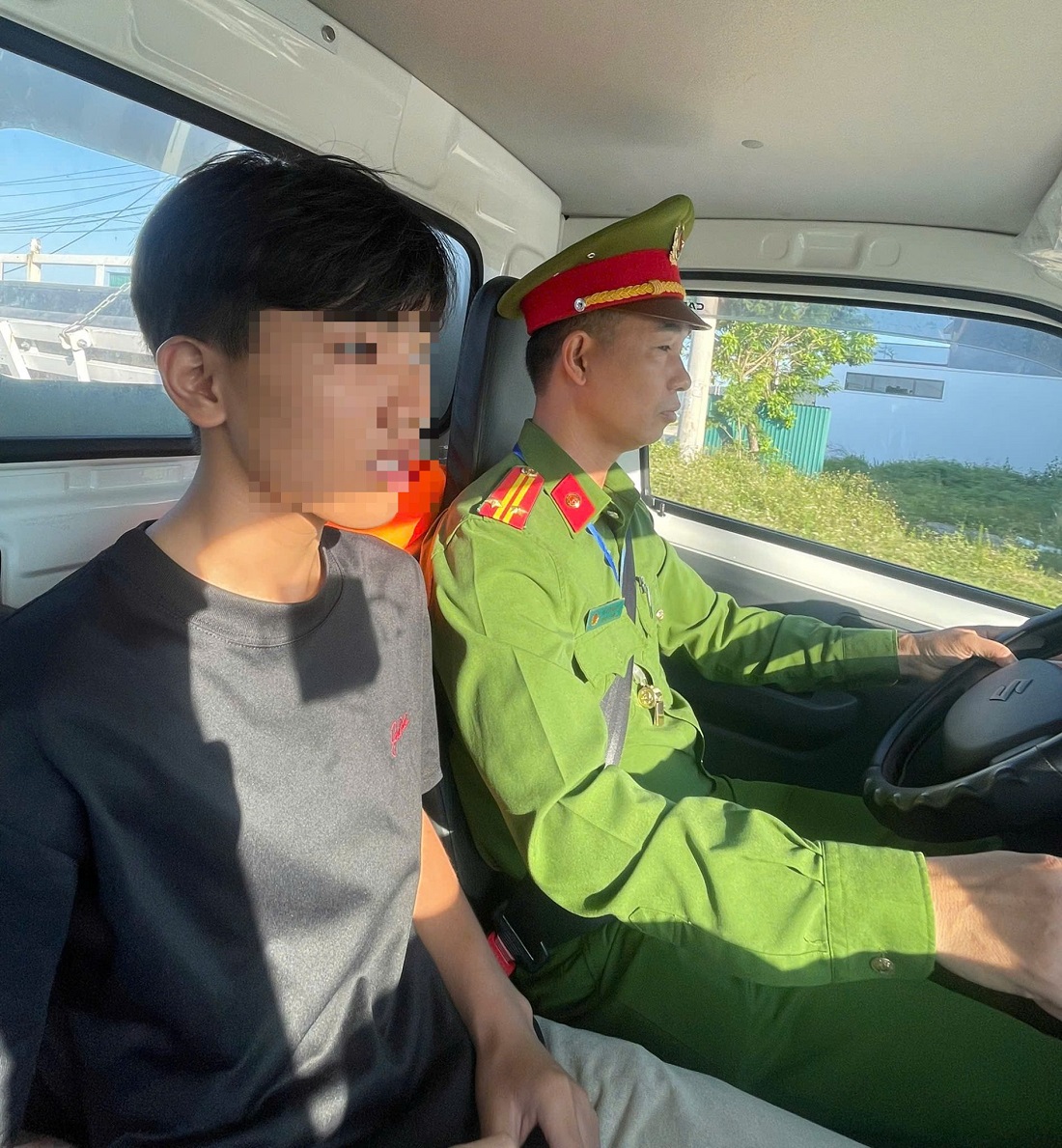 Công an phường Quỳnh Mai dùng xe chuyên dụng đưa thí sinh về nhà lấy thẻ dự thi