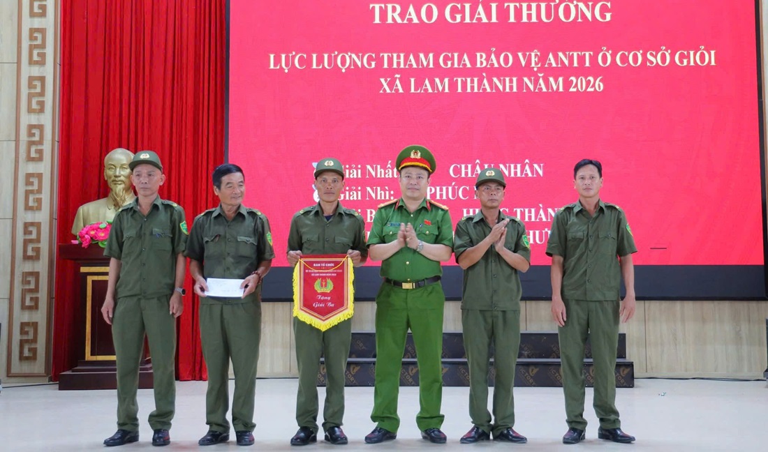 Ban Tổ chức trao giải cho các đội thi