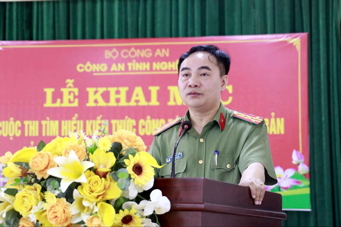 Đồng chí Đại tá Nguyễn Huy Khích, Ủy viên Ban Thường vụ Đảng ủy, Phó Giám đốc Công an tỉnh phát biểu tại buổi lễ