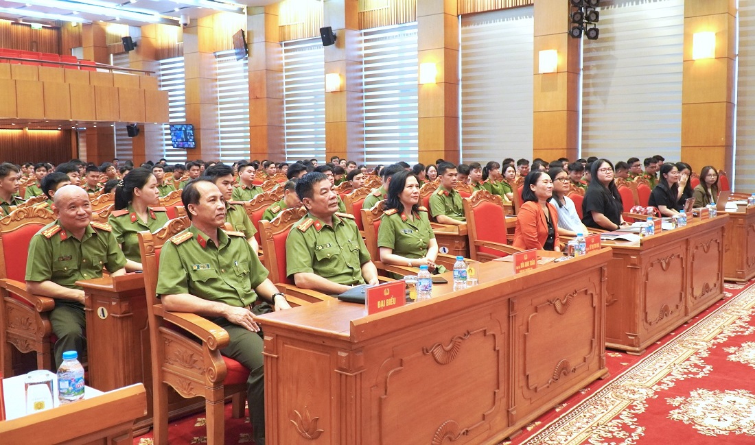 Các đại biểu cùng đông đảo cán bộ, chiến sĩ tham gia tập huấn