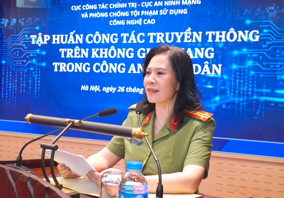 Đại tá Từ Thị Thu Hoà, Phó Cục trưởng Cục Công tác chính trị phát biểu khai mạc tập huấn