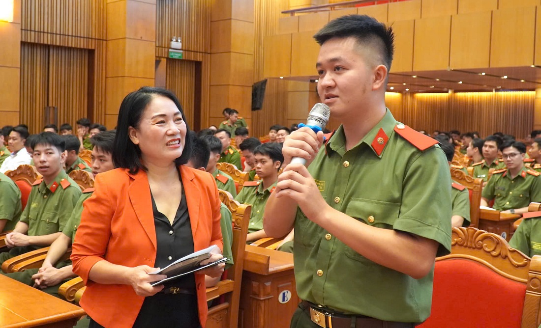 Nhà báo Tạ Bích Loan hướng dẫn nhiều nội dung thiết thực và giao lưu, tương tác cùng cán bộ, chiến sĩ