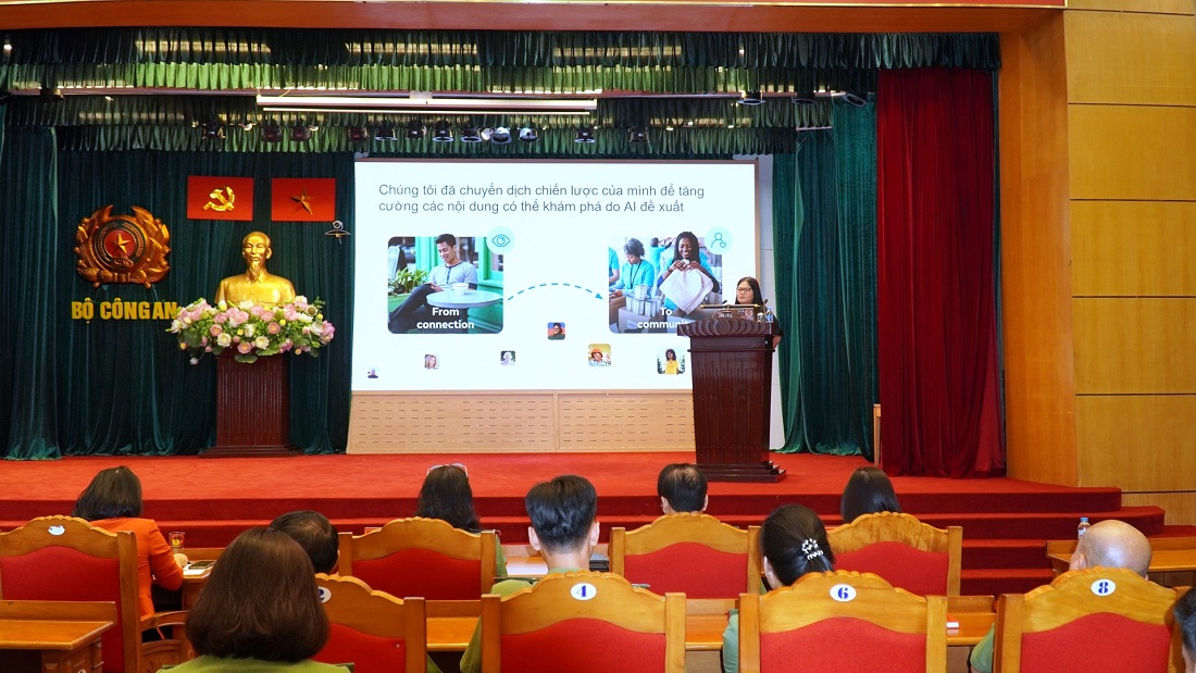 Chuyên gia của Công ty Meta truyền đạt đến lớp học những nội dung về truyền thông số
