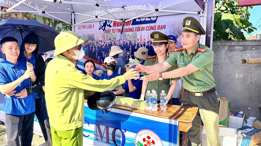 Tuổi trẻ Công an Nghệ An phát nước uống miễn phí cho thí sinh, phụ huynh