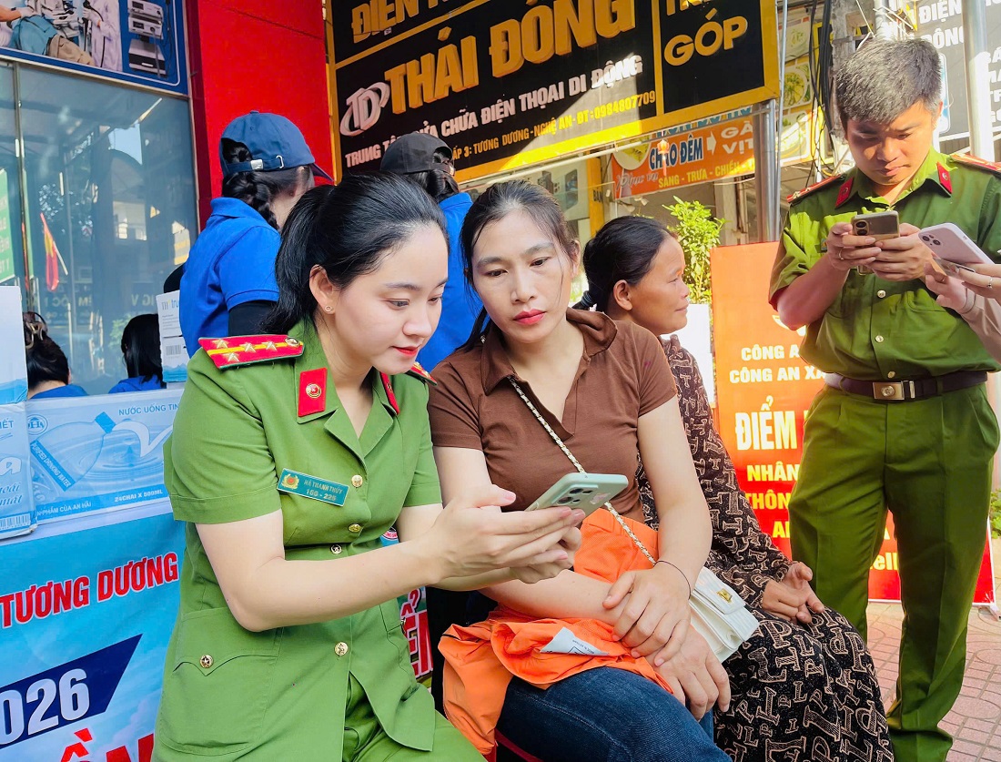 Công an xã Tương Dương hỗ trợ người dân tích hợp thông tin an sinh xã hội vào ứng dụng VNeID