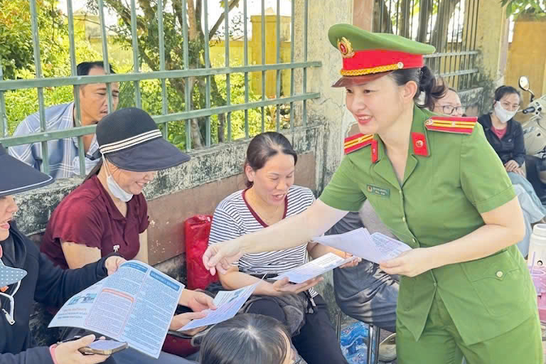 Công an xã Vạn An “tiếp sức mùa thi” kết hợp phát tờ rơi tuyên truyền, phòng chống lừa đảo trên không gian mạng cho người dân
