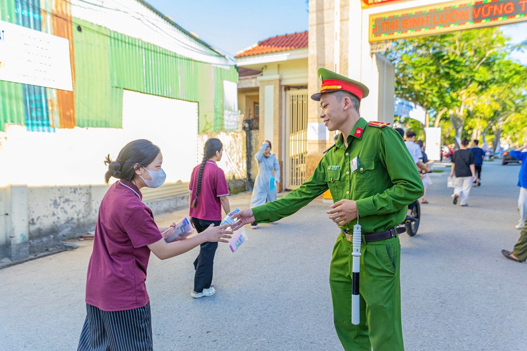 Chi đoàn Công an phường Vinh Lộc tham gia tiếp sức mùa thi, bảo đảm an ninh trật tự Kỳ thi tuyển sinh vào lớp 10