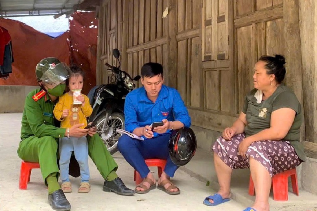 Công an xã Nậm Cắn “đi từng ngõ, gõ từng nhà, rà từng người” kích hoạt tài khoản an sinh xã hội cho người dân