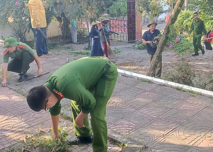 Phối hợp chỉnh trang Đài tưởng niệm liệt sĩ