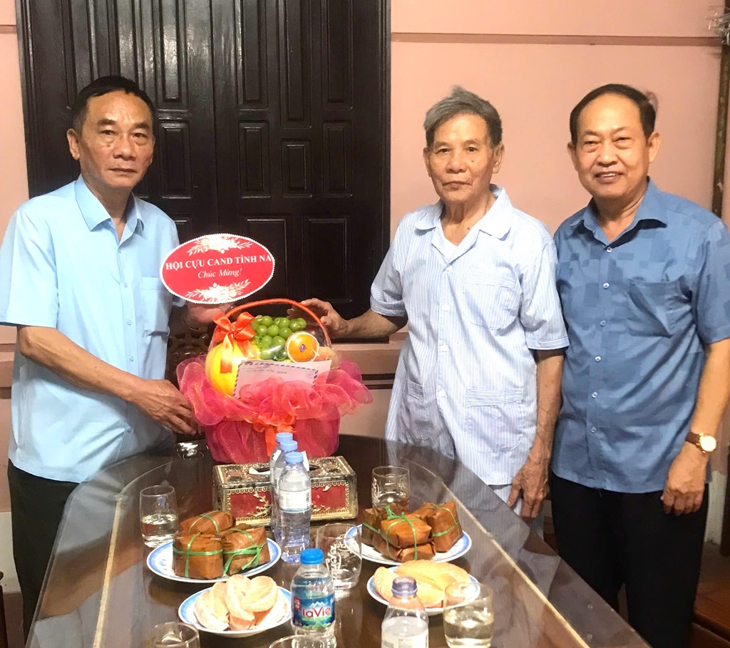 Lãnh đạo Hội Cựu Công an nhân dân tỉnh trao quà tặng Đại tá Trần Phồn - nguyên Giám đốc Công an tỉnh nhân kỷ niệm 81 năm Ngày truyền thống CAND Việt Nam