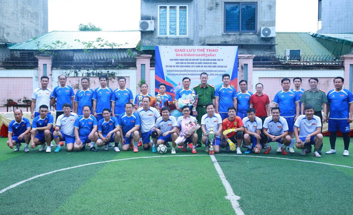 Đại diện Lãnh đạo Công an 03 tỉnh nước bạn Lào và Công an tỉnh Nghệ An tặng hoa, chúc mừng 02 đội bóng