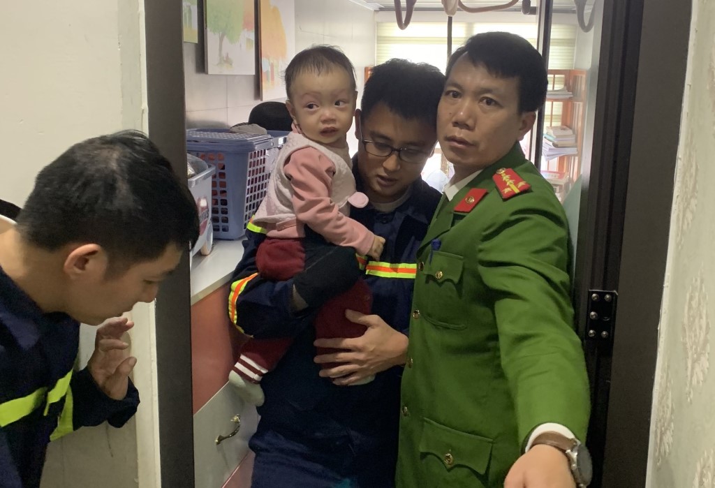 Lực lượng cứu nạn cứu hộ nhanh chóng giải cứu cháu bé bị kẹt bên ngoài ban công