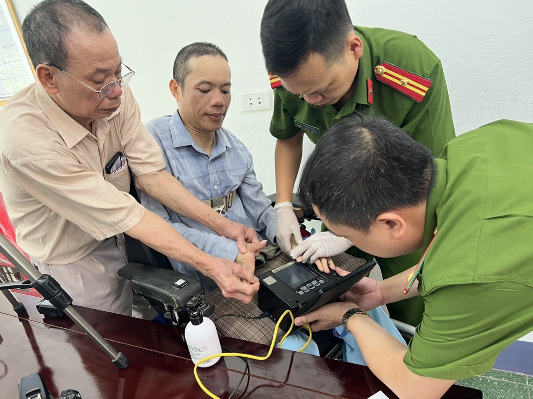 Công an Nghệ An miệt mài “đi từng ngõ, gõ từng nhà” làm CCCD cho người ốm đau, bệnh tật