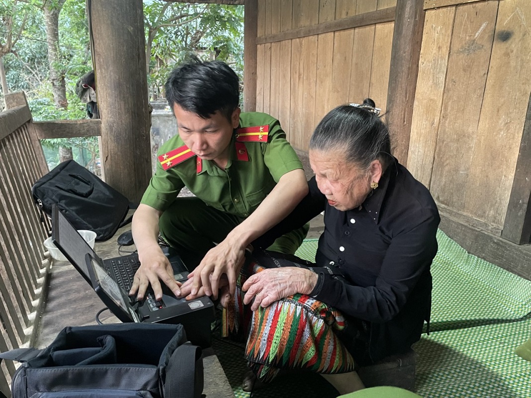 Vào tận bản làng, làng làm CCCD cho người dân