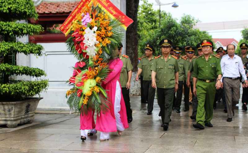 Đồng chí Đại tướng Đặng Văn Hiếu dâng hương, dâng hoa tại Khu di tích Kim Liên, Nam Đàn