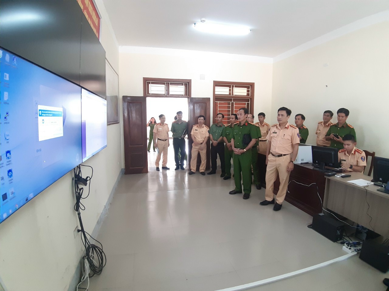 Đoàn công tác Công an tỉnh Bình Phước tham quan mô hình CCHC tại phòng Cảnh sát giao thông