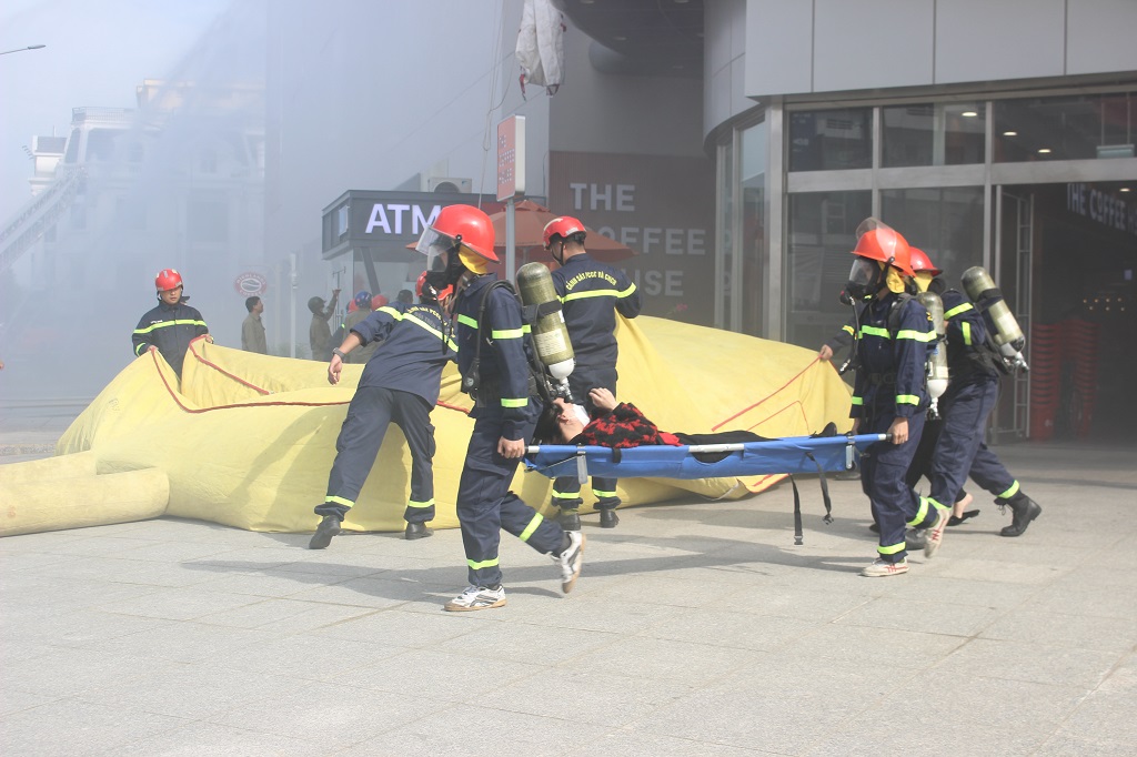 Lực lượng cứu nạn đưa người bị nạn ra khỏi đám cháy