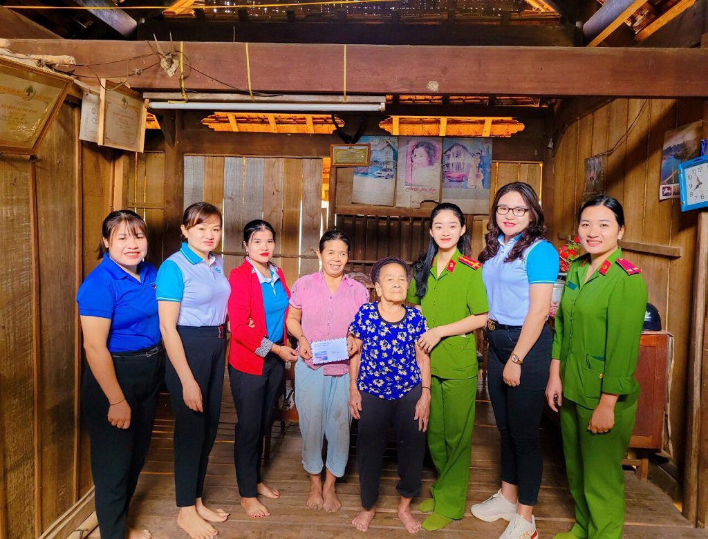 Hội phụ nữ Công an huyện Tương Dương phối hợp Hội Liên hiệp phụ nữ thị trấn Thạch Giám, huyện Tương Dương thăm hỏi, trao quà tặng phụ nữ khuyết tật trên địa bàn