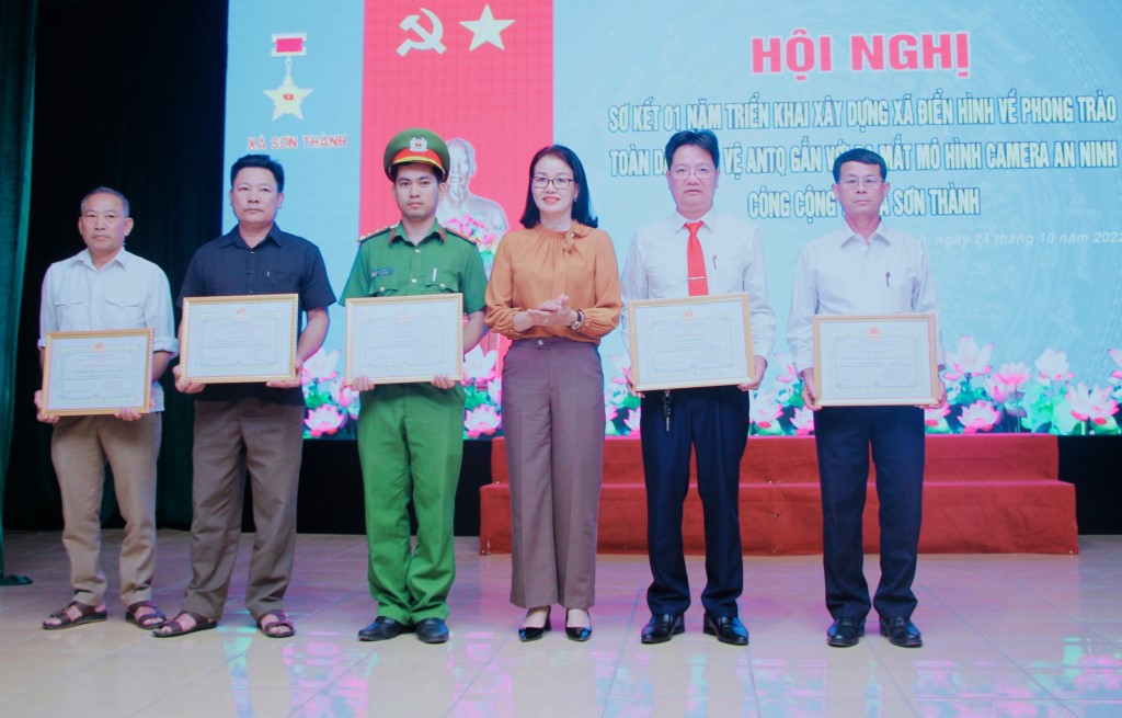 UBND huyện Yên Thành tặng Giấy khen cho 02 tập thể, 03 cá nhân xã Sơn Thành có thành tích xuất sắc trong công tác xây dựng xã điển hình về phong trào toàn dân bảo vệ ANTQ