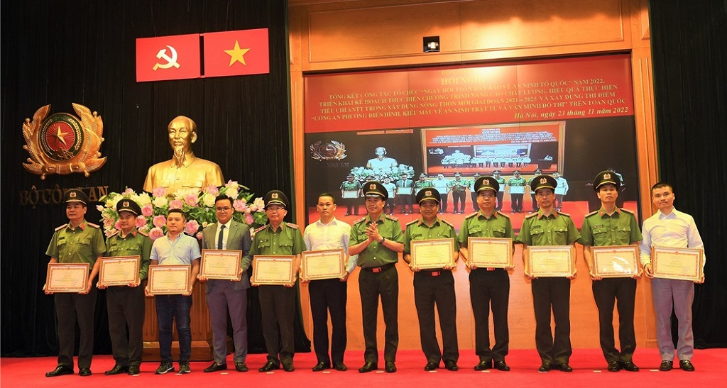 Đồng chí Thứ trưởng Lê Quốc Hùng trao Bằng khen của Bộ Công an tặng các tập thể, cá nhân có thành tích xuất sắc trong phong trào