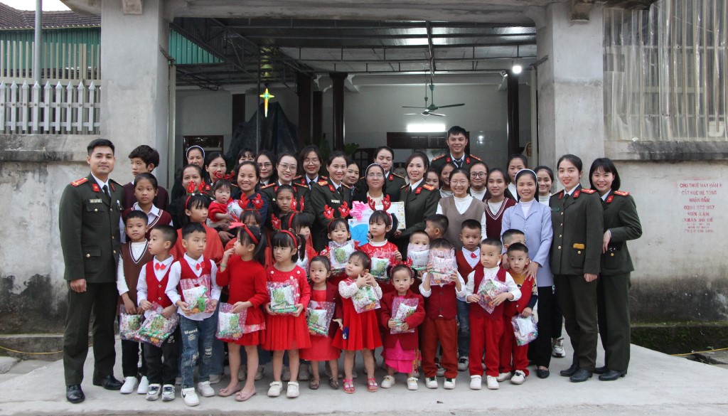 Hội Phụ nữ Công an tỉnh Nghệ An thăm hỏi, tặng quà và chụp ảnh lưu niệm với các nữ tu và các cháu có hoàn cảnh khó khăn