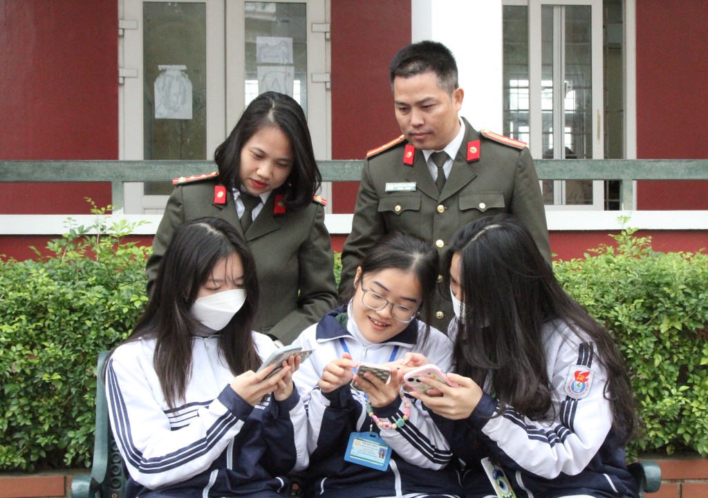 Cán bộ Công an tỉnh Nghệ An hướng dẫn cài đặt định danh điện tử mức 2 cho học sinh Trường THPT Huỳnh Thúc Kháng (thành phố Vinh, Nghệ An)