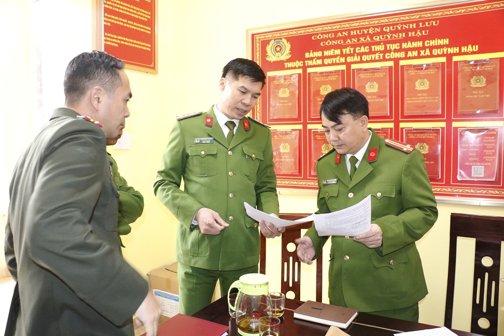 Đoàn công tác kiểm tra tại Công an xã Quỳnh Hậu