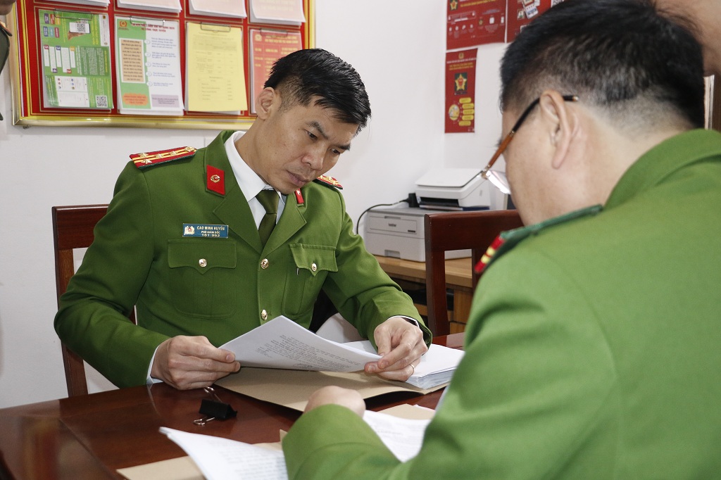 Đồng chí Đại tá Cao Minh Huyền trực tiếp kiểm tra hồ sơ công tác tại Công an xã Quỳnh Thạch