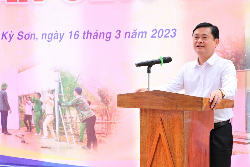 Đồng chí Thái Thanh Quý, Ủy viên Ban Chấp hành Trung ương Đảng, Bí thư Tỉnh ủy, Chủ tịch HĐND tỉnh phát biểu tại Lễ bàn giao