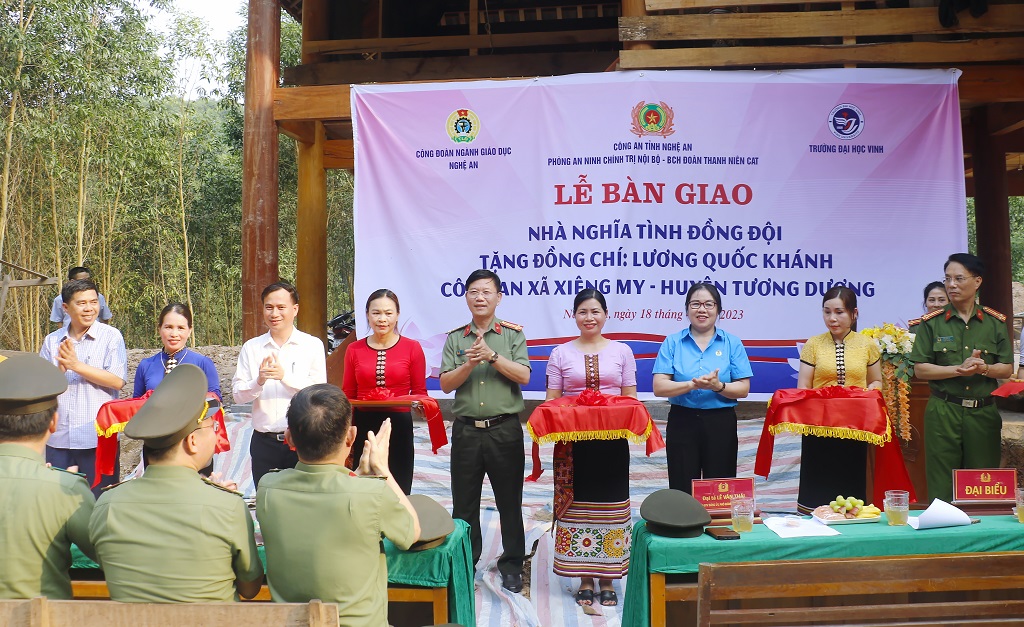Đồng chí Đại tá Lê Văn Thái cùng các đồng chí đại biểu cắt băng khánh thành nhà nghĩa tình đồng đội tặng đồng chí Lương Quốc Khánh