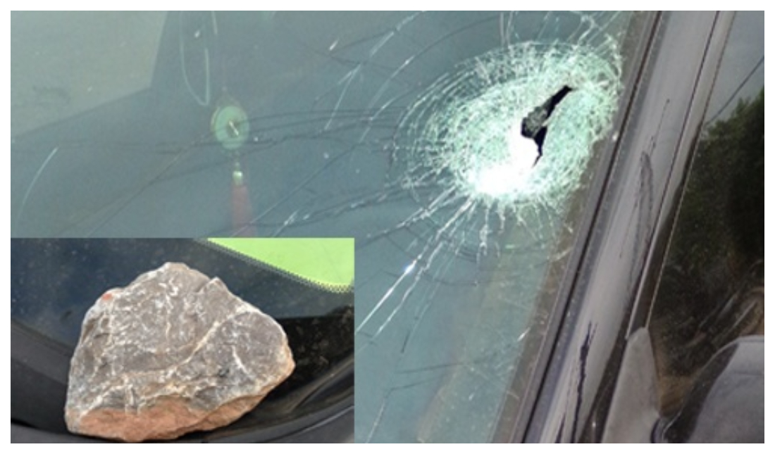 Hành vi ném đá vào kính ô tô đang di chuyển trên đường cao tốc sẽ bị xử lý như thế nào?