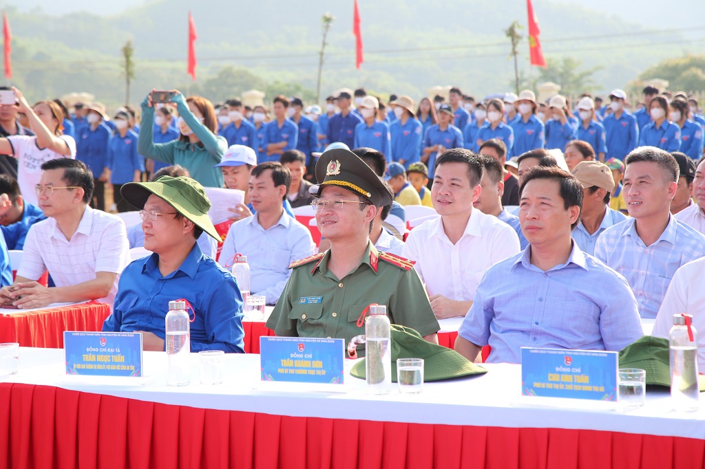 Đồng chí Đại tá Trần Ngọc Tuấn, Phó Giám đốc Công an tỉnh và các đại biểu dự buổi lễ