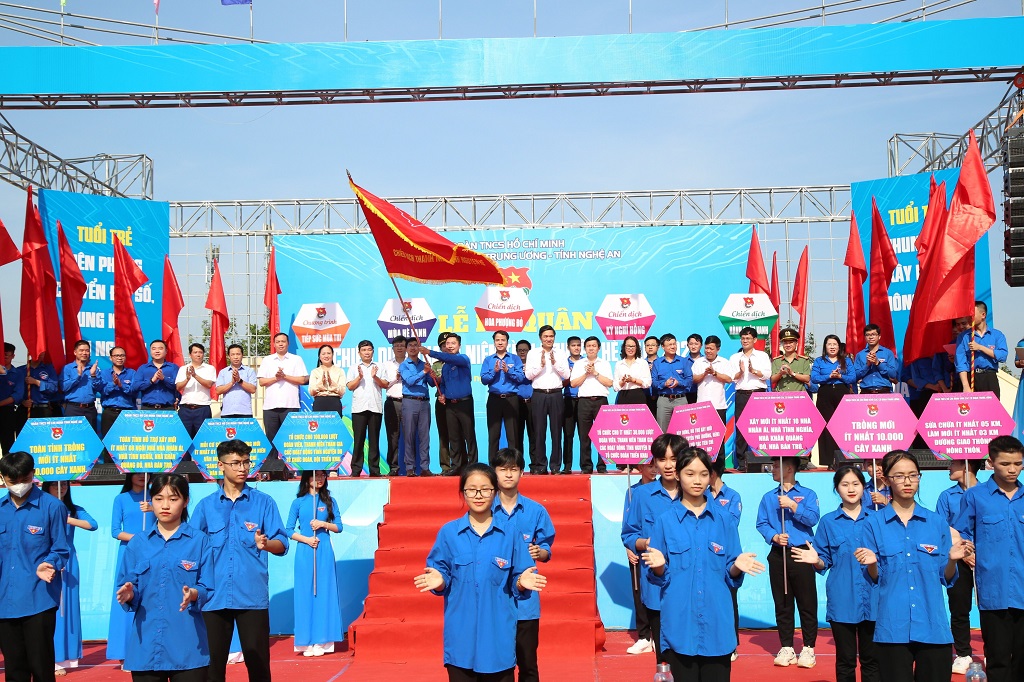 Lãnh đạo Trung ương Đoàn, Lãnh đạo tỉnh chứng kiến Lễ trao cờ lệnh phát động Chiến dịch Thanh niên tình nguyện hè năm 2023
