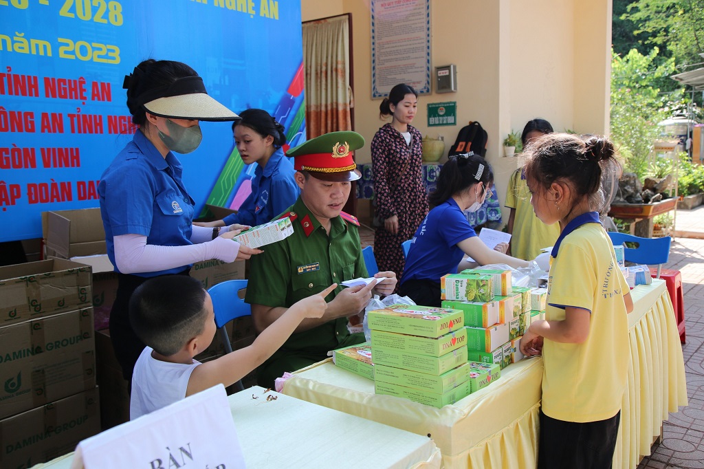 Đoàn Thanh niên Công an tỉnh phối hợp  Bệnh viện Mắt Sài Gòn tổ chức hoạt  động khám, tư vấn bệnh về mắt, cấp phát  kính mắt miễn phí cho các em học sinh