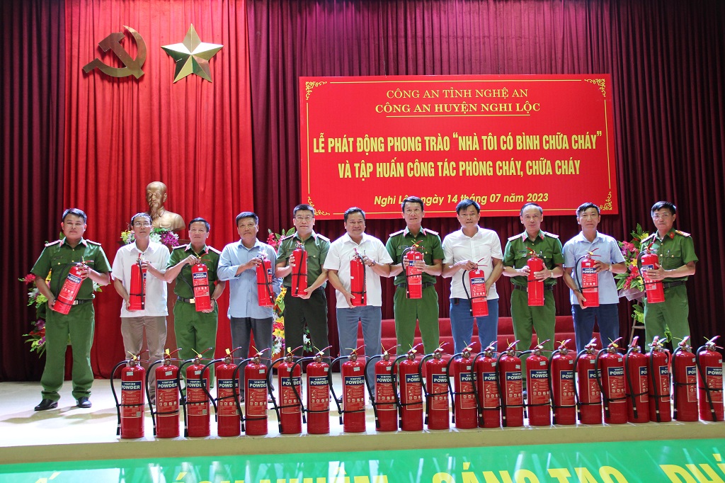 Lãnh đạo Công an huyện Nghi Lộc trao tặng bình chữa cháy cho chính quyền thị trấn Quán Hành