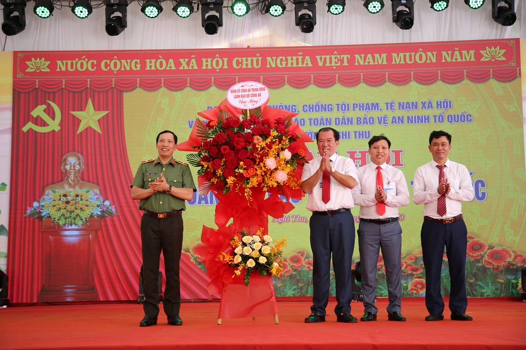 Đồng chí Thiếu tướng Lê Văn Tuyến trao tặng lặng hoa của Đảng ủy Công an Trung ương, lãnh đạo Bộ Công an chúc mừng chính quyền phường Nghi Thu
