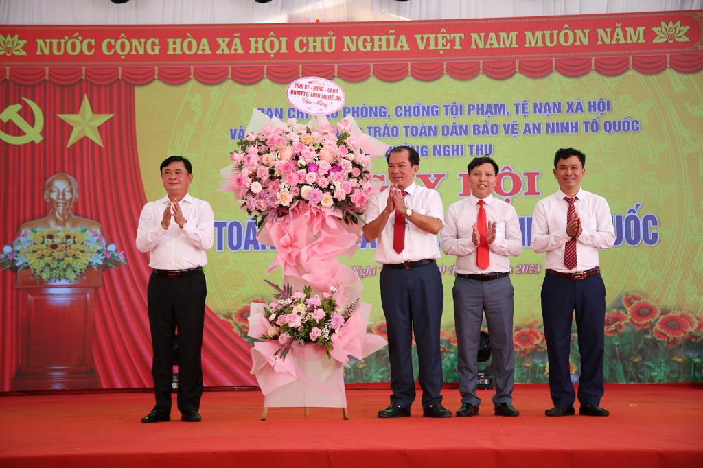 Đồng chí Bí thư Tỉnh ủy Thái Thanh Quý trao tặng lặng hoa chúc mừng của Tỉnh ủy, HĐND, UBND, Uỷ ban MTTQ tỉnh đến chính quyền phường Nghi Thu