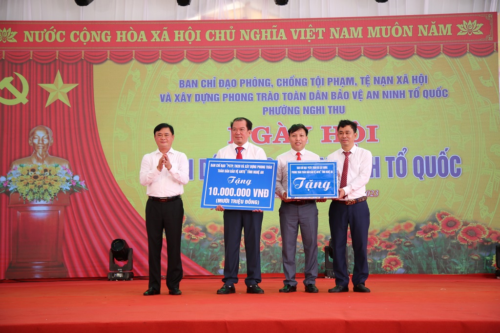 Ban Chỉ đạo phòng chống tội phạm, tệ nạn xã hội và phong trào toàn dân bảo vệ an ninh Tổ quốc tỉnh Nghệ An tặng phường Nghi Thu 10 triệu đồng