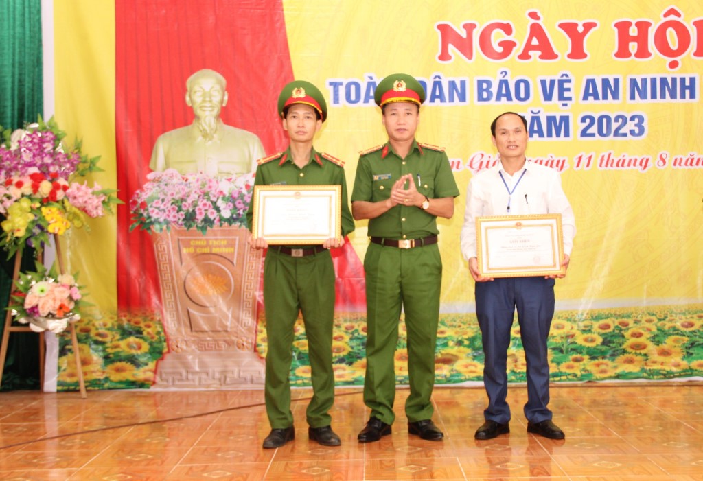 Khen thưởng các điển hình tiên tiến trong phong trào toàn dân bảo vệ ANTQ tại xã Nậm Giải