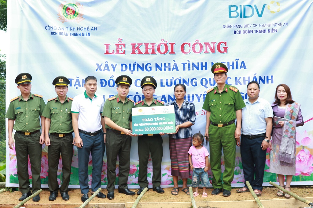 Ngân hàng BIDV chi nhánh Nghệ An hỗ trợ 50 triệu đồng xây dựng nhà tình nghĩa tặng gia đình đồng chí Lương Quốc Khánh