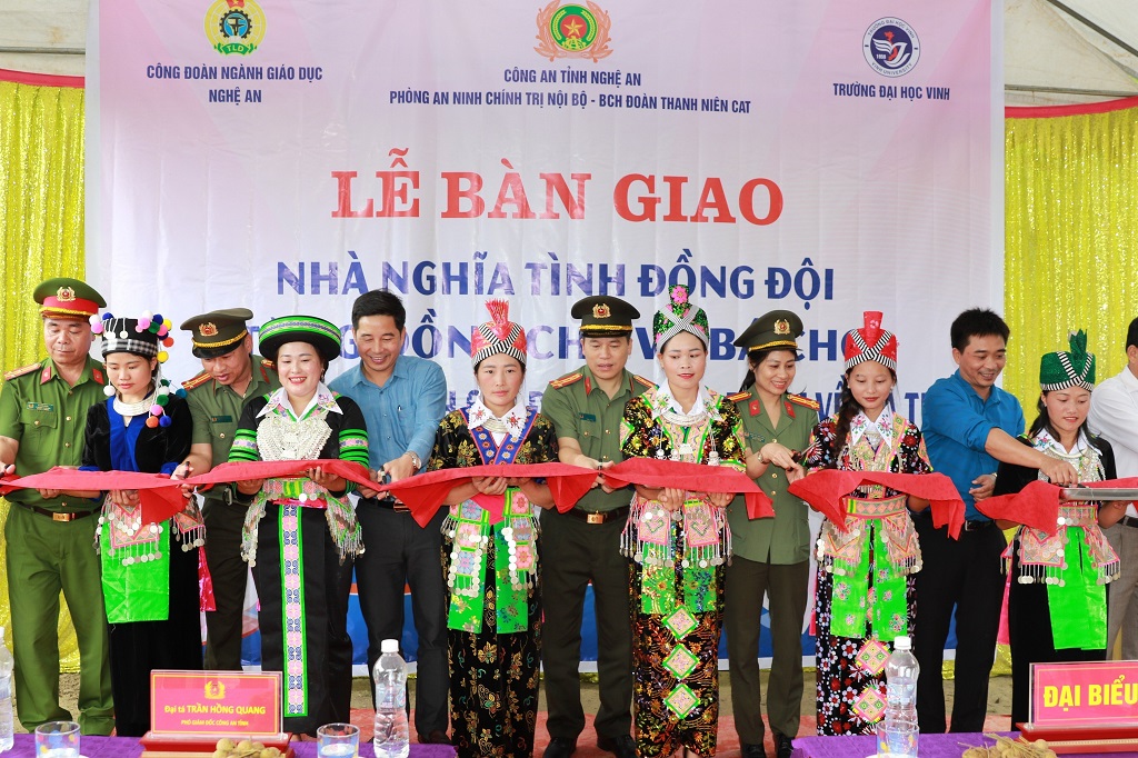 Các đại biểu thực hiện nghi thức bàn giao nhà tình nghĩa tặng đồng chí Và Bá Chơ tại xã Hữu Khuông, huyện Tương Dương