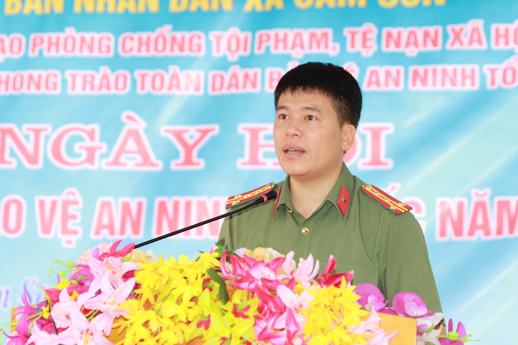 Đồng chí Đại tá Trần Hồng Quang, Phó Giám đốc Công an tỉnh phát biểu tại Ngày hội