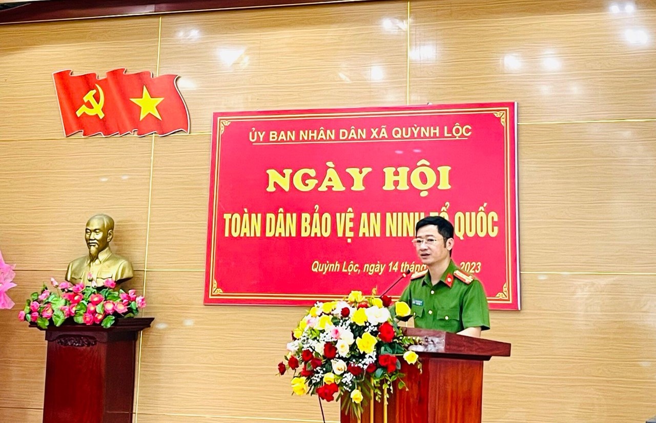 Đồng chí Đại tá Trần Ngọc Tuấn, Phó Giám đốc Công an tỉnh Nghệ An phát biểu ghi nhận và chúc mừng những kết quả mà cấp uỷ, chính quyền và Nhân dân xã Quỳnh Lộc đã đạt được trong thời gian qua