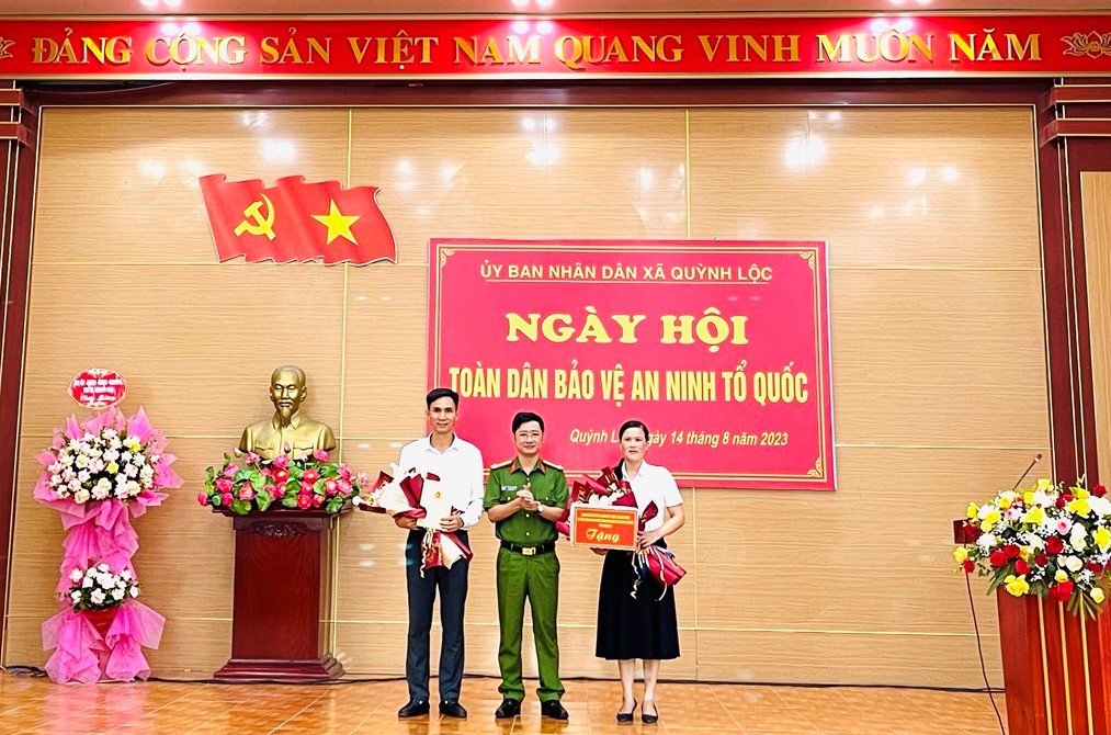 Đại tá Trần Ngọc Tuấn, Phó Giám đốc Công an tỉnh tặng quà cho đại diện cấp uỷ, chính quyền UBND xã Quỳnh Lộc