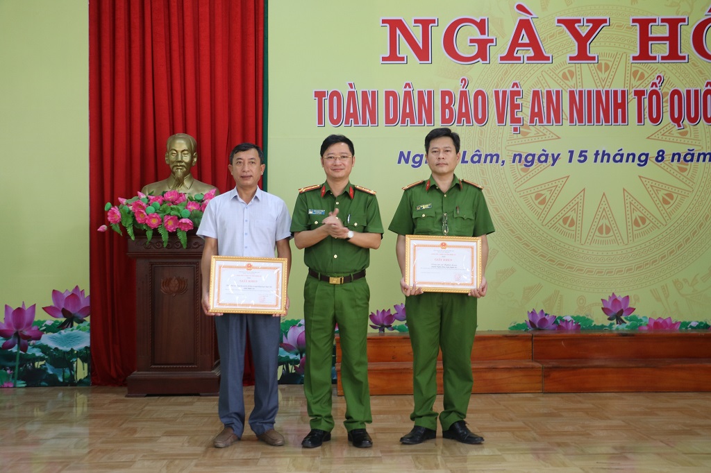 Đồng chí Đại tá Trần Ngọc Tuấn, Phó Giám đốc Công an tỉnh tặng Giấy khen của Công an tỉnh cho các tập thể, cá nhân đạt thành tích xuất sắc trong phong trào toàn dân bảo vệ ANTQ năm 2023