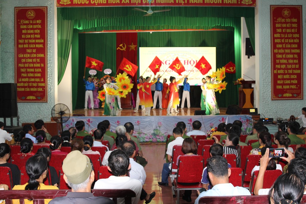 Văn nghệ chào mừng Ngày hội tại xã Yên Sơn