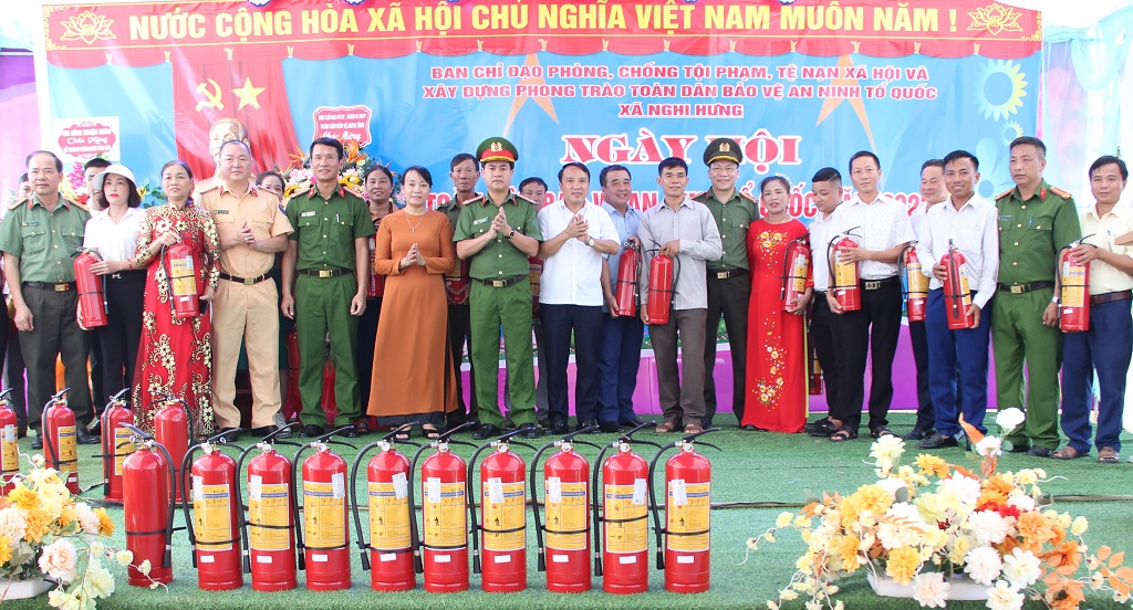 Trao tặng 100 bình chữa cháy tới các hộ gia đình và chính quyền xã Nghi Hưng