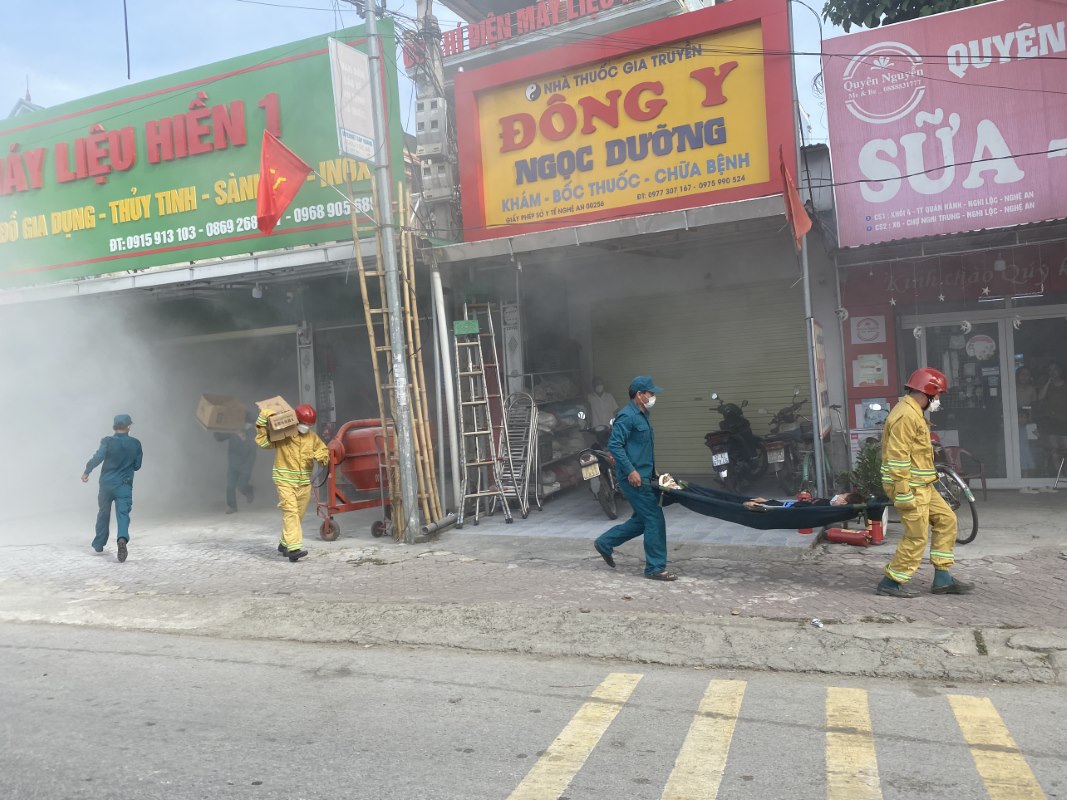   Lực lượng chữa cháy Tổ liên gia và xã Nghi Trung nhanh chóng tiến cận và đưa người đi cấp cứu